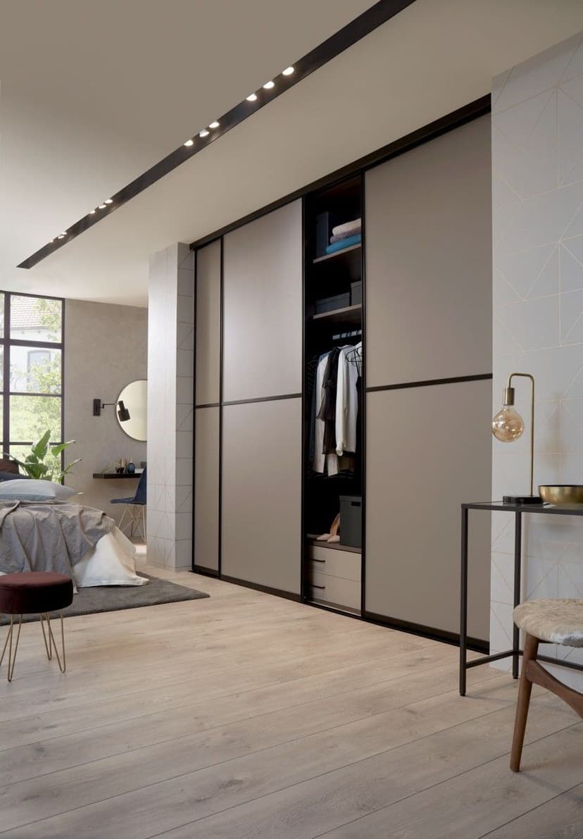 Moderne Schiebetüren von hibitaro – schwarz und weiß im Trend