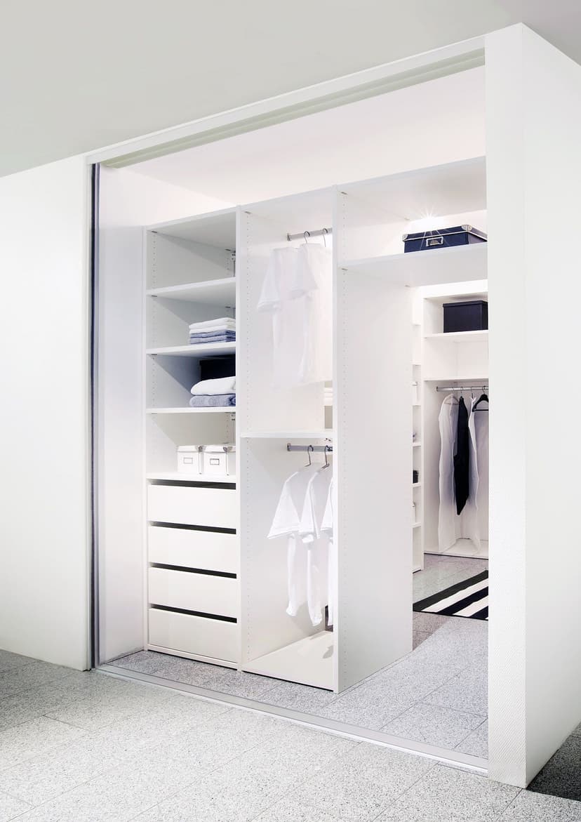 Begehbaren Kleiderschrank selber bauen: So geht’s Schritt für Schritt