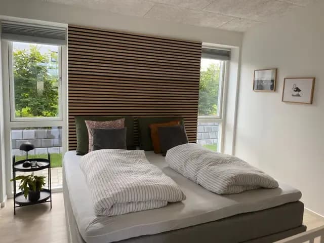 Akustikpaneele hinter dem Bett